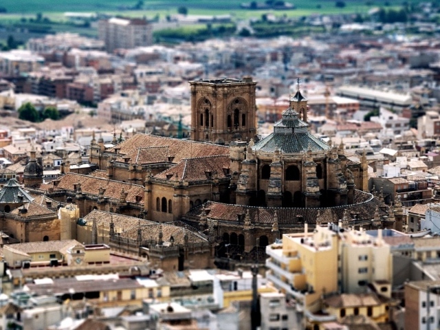 Старый храм посреди города