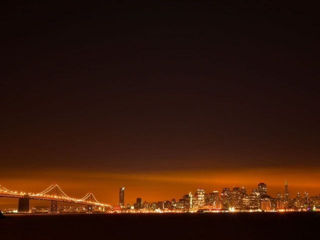 Оранжевое сияние над городом