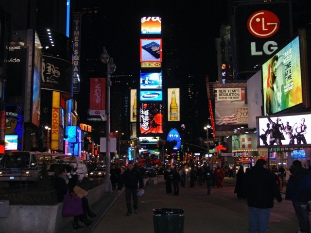 Пешеходная улица в центре большого города