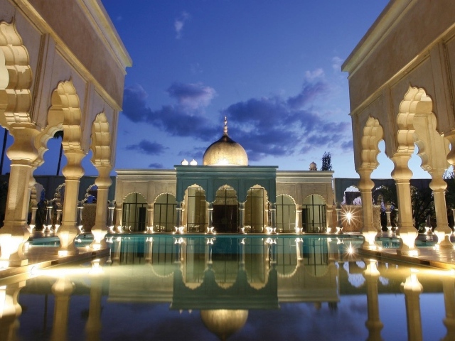 Пруд во внутреннем дворе восточного дворца