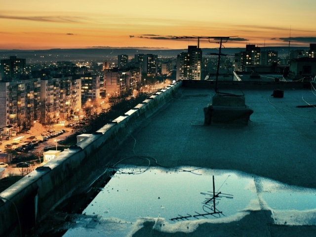 Лужа на крыше жилого дома