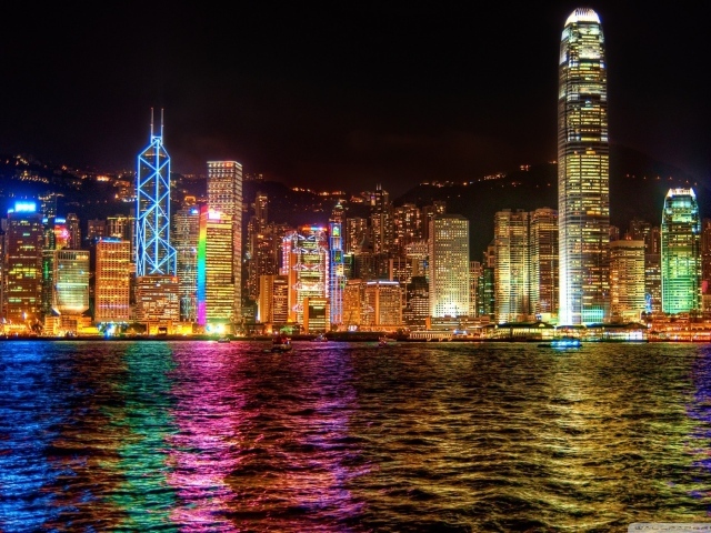 Отражение города в воде залива