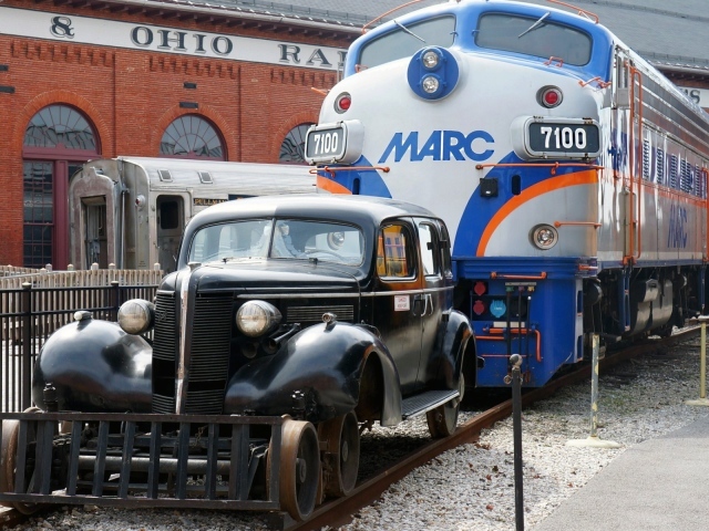 Ретро автомобиль и локомотив на рельсах