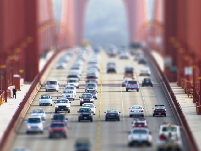 Автомобильное движение на мосту в Сан-Франциско