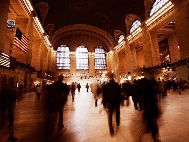 Силуэты прохожих на вокзале в Нью-Йорке