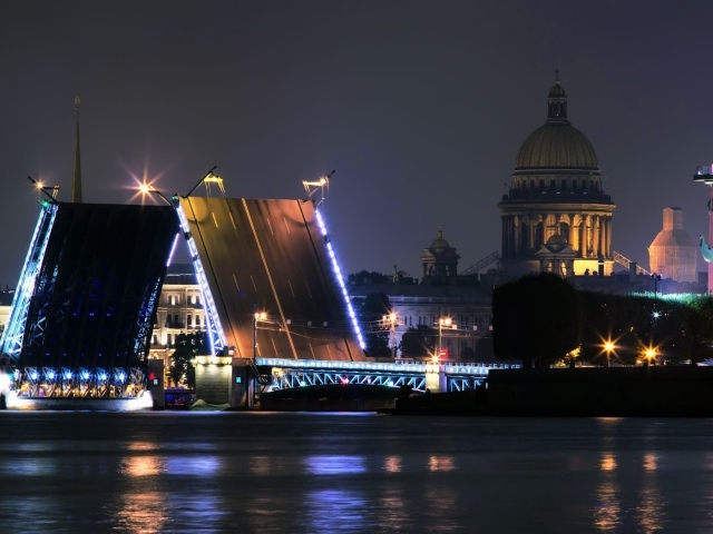 Разведенный мост в Санкт Петербурге