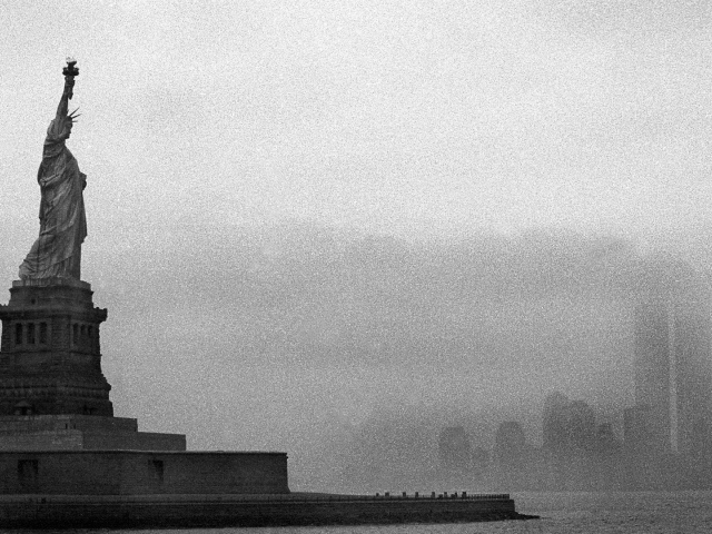 Статуя Свободы в серой мгле, Нью-Йорк