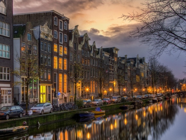 Улица на берегу канала в Амстердаме