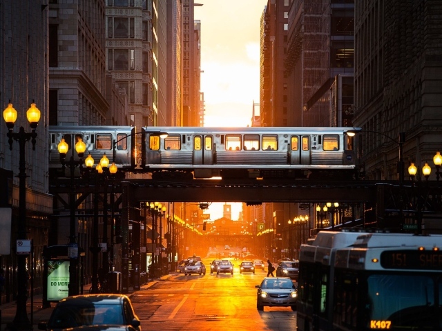 Поезд метро пересекает улицу в Чикаго