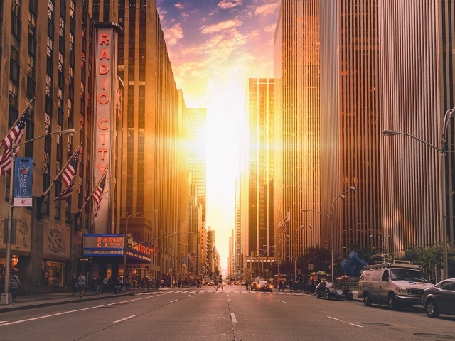 Солнце между небоскребами Манхеттена