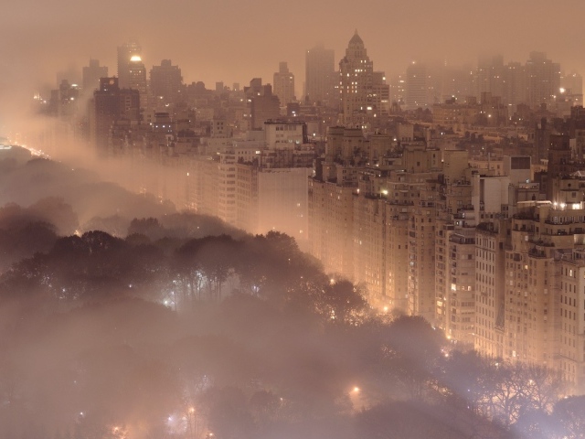 Густой туман в вечернем Нью-Йорке