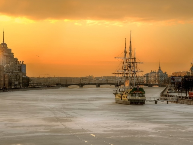 Зимняя река в Санкт Петербурге