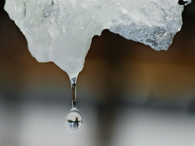 Капля воды падает с льдины