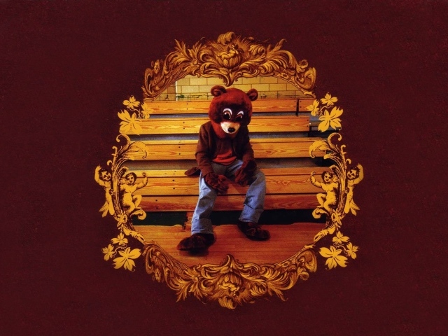 Человек в костюме медведя сидит на лавке