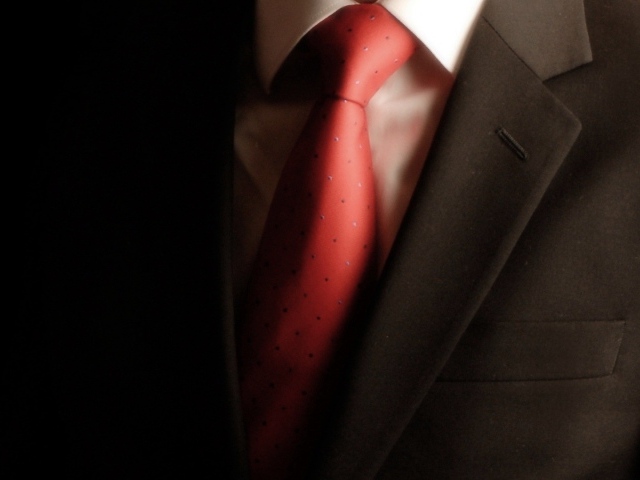 Мужчина в костюме и красном галстуке
