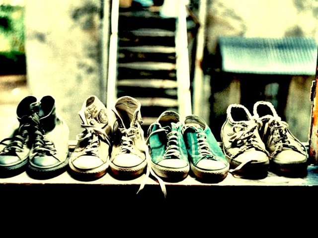 Пары обуви на подставке