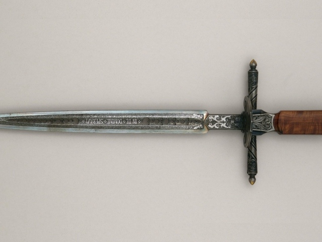 Старинный клинок с резьбой