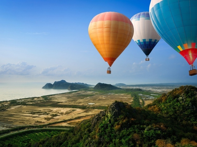 Яркие воздушные шары над побережьем