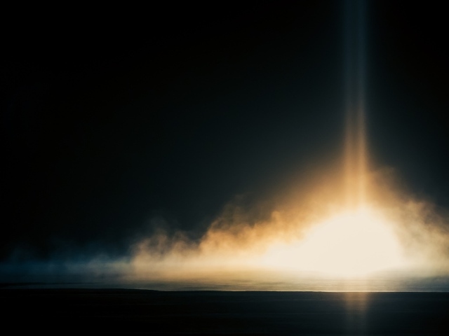 Яркий свет в ночи