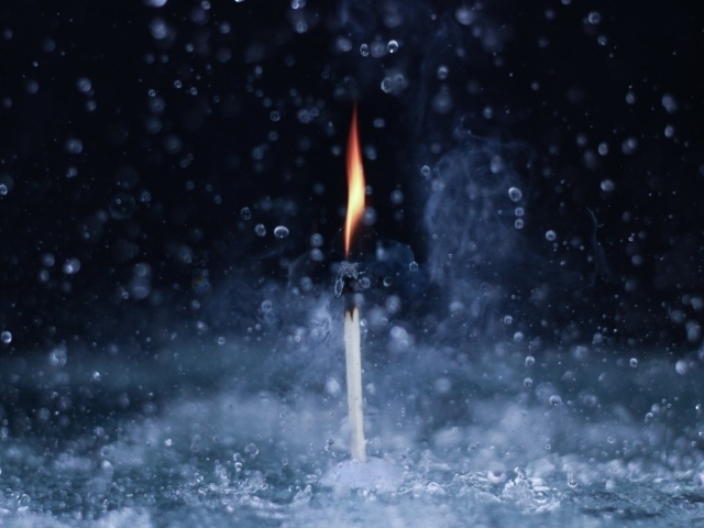 Горящая спичка под дождем