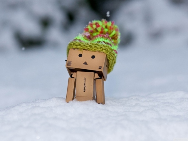 Картонный человечек в снегу