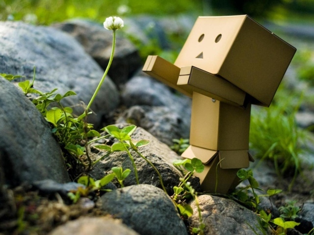 Картонный человечек радуется цветку