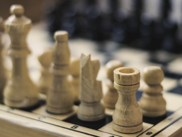 Шахматные фигуры из дерева