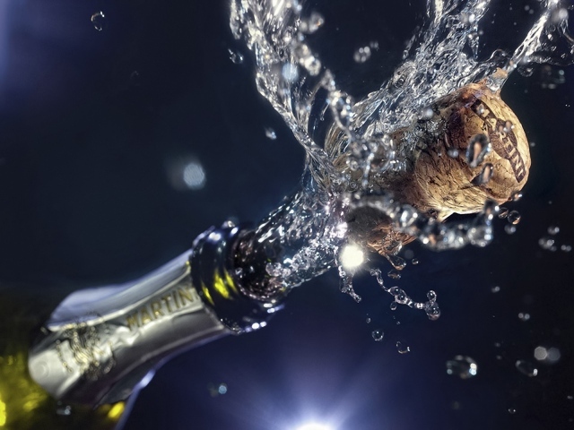 Пробка вылетает из бутылки шампанского