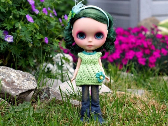 Кукла с зелеными волосами