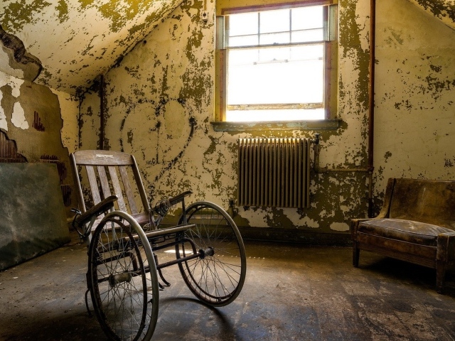 Пустое инвалидное кресло в заброшенном доме