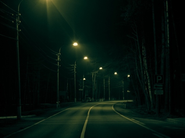 Вечерние огни на пустынной улице