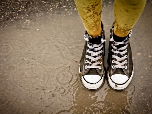 Ноги в кедах в луже