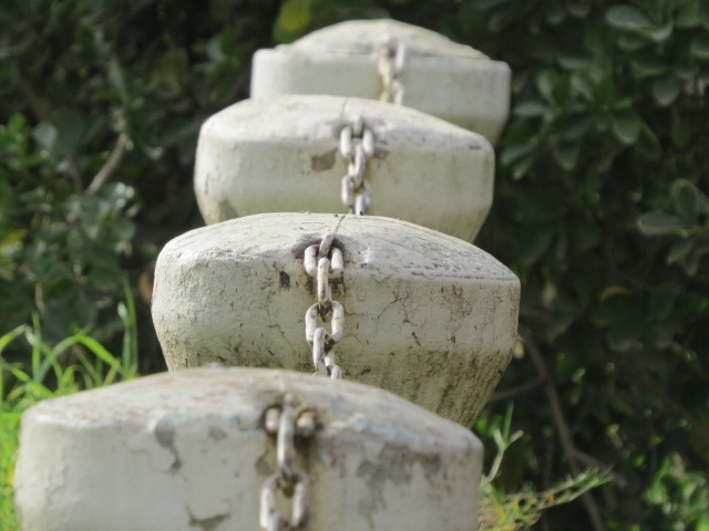 Ограждение из каменных столбов и цепей