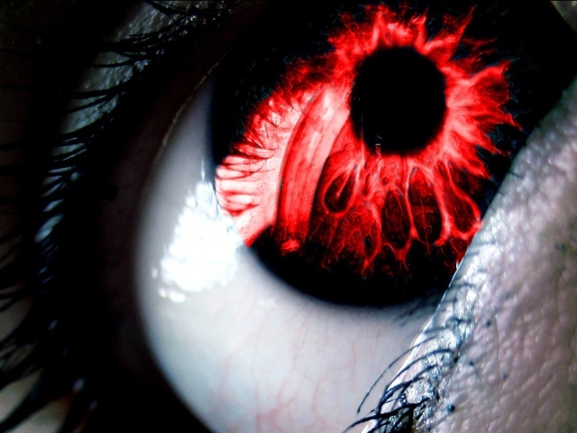 Огненно красный зрачок глаза