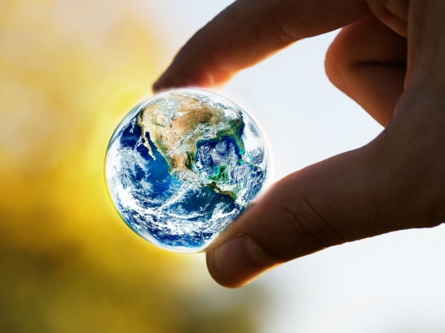 Земной шар в пальцах