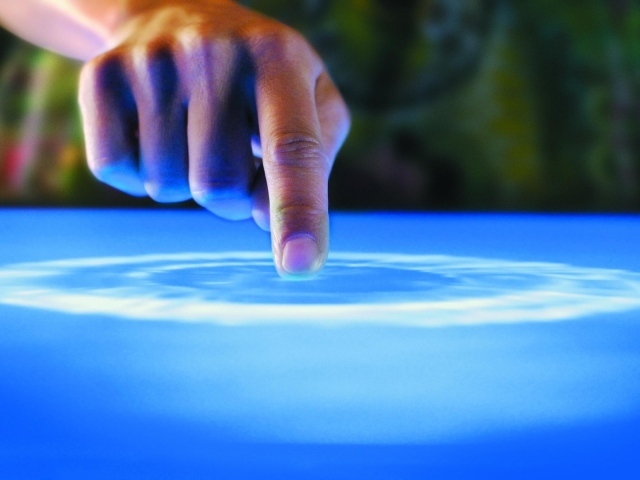 Рука касается воды