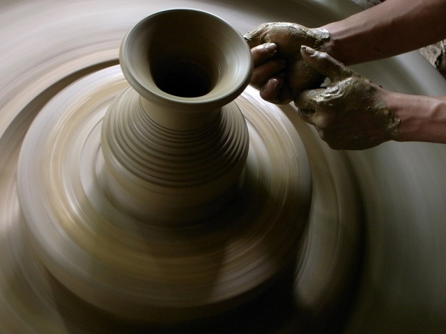 Руки гончара за работой
