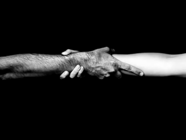 Рукопожатие мужчины и женщины