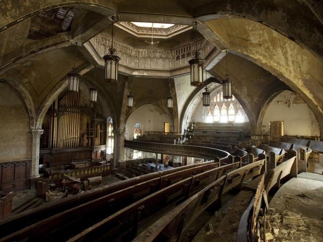 Интерьер заброшенной церкви