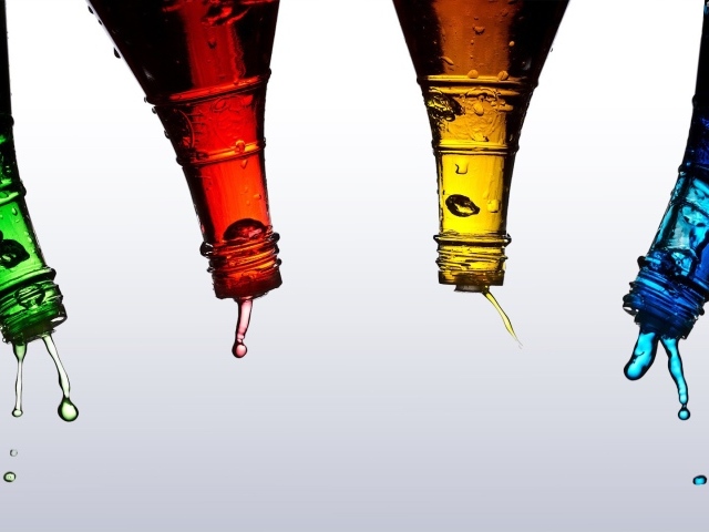 Капли жидкости из разноцветных бутылок