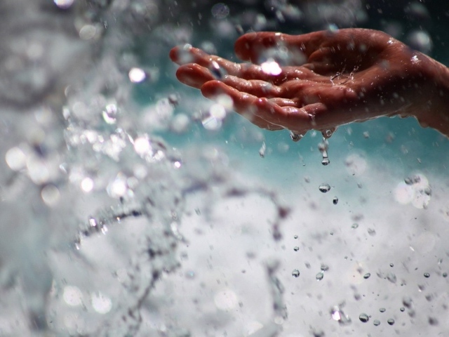 Человек ловит воду рукой