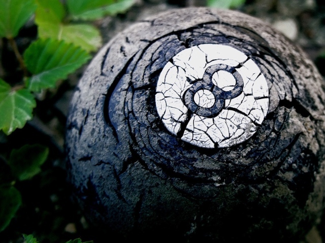 Старый бильярдный шар в лесу