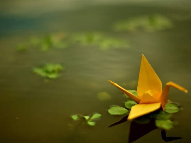 Оригами из желтой бумаги в воде