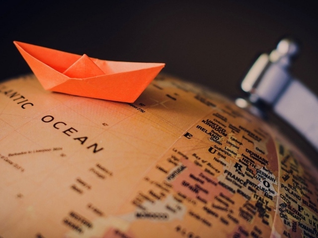 Бумажный кораблик на глобусе