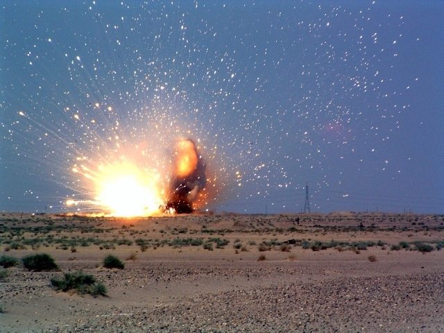 Мощный взрыв снаряда