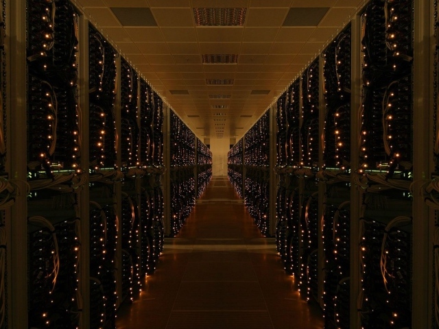 Стойки с серверами в дата центре