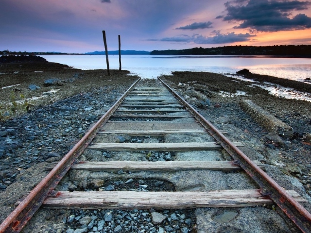 Железнодорожное полотно уход в воду
