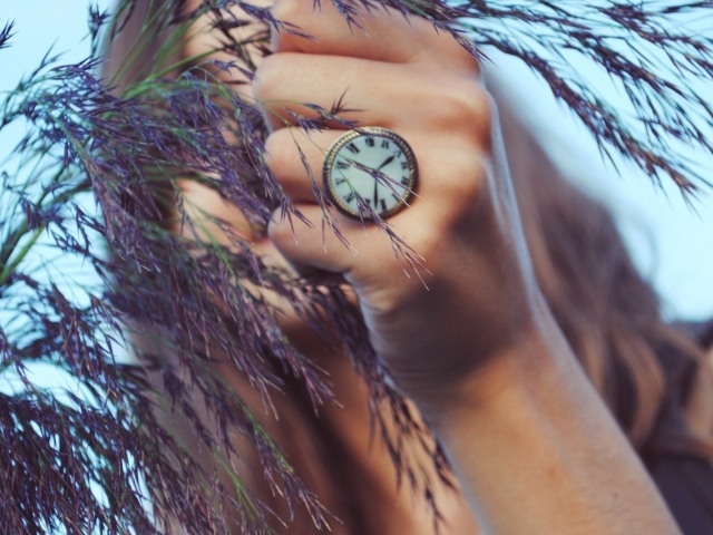Кольцо в виде часов на руке