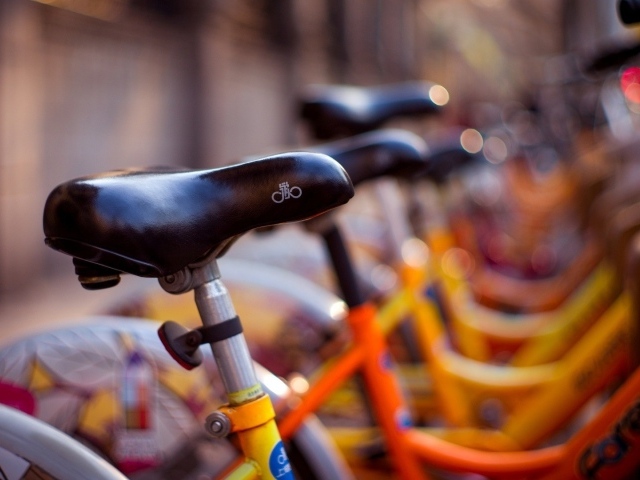 Сиденья велосипедов на стоянке