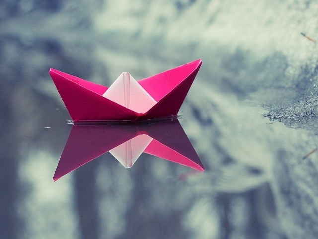 Кораблик из красной бумаги